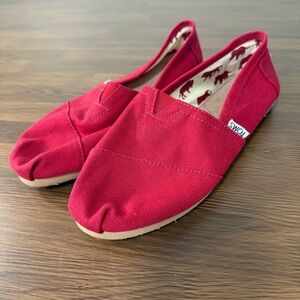Toms Shoes Womens 8 Slip On‎ Round Toe Comfort Classic Flats Red Canvas NWOT